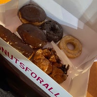 รูปภาพถ่ายที่ Guru Donuts โดย Ted &amp;quot;Theo&amp;quot; M. เมื่อ 2/21/2021