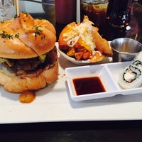 Foto tomada en Gourmet Burger Company (GBC)  por Mandy O. el 12/20/2015
