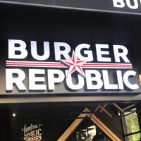 รูปภาพถ่ายที่ Burger Republic โดย Ayçe E. เมื่อ 10/17/2017