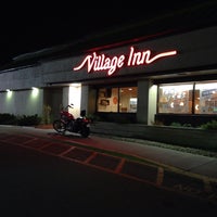 รูปภาพถ่ายที่ Village Inn โดย Cay C. เมื่อ 9/25/2013