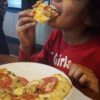 รูปภาพถ่ายที่ Mod Pizza โดย Dianne C. เมื่อ 4/8/2017