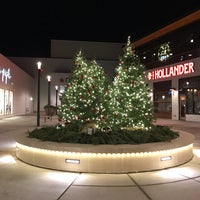 Foto tomada en Hilldale Shopping Center  por Suzanne X. el 12/18/2017