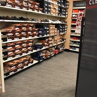 Famous footwear hotsell moa