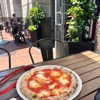 Foto tomada en Ella&amp;#39;s Wood-Fired Pizza  por Kris el 7/16/2022