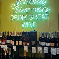 Photo taken at Screwtop Wine Bar by Kris on 6/18/2022