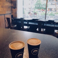Foto tirada no(a) Gregorys Coffee por AlHanouf A. em 9/22/2018