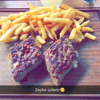 Foto tirada no(a) zeybe restaurant por suraj h. em 2/14/2016
