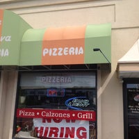 Foto scattata a La Nuova Pizzeria da Dave N. il 9/6/2013