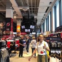 Foto tirada no(a) NHL Store NYC por Pavla M. em 8/13/2019