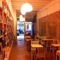 รูปภาพถ่ายที่ Babèlia Books &amp;amp; Coffee โดย Rude A. เมื่อ 9/27/2012