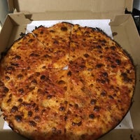 Foto tirada no(a) The Original Thin Crust Pizza Company por Becky T. em 8/16/2019