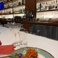 Foto scattata a The Corner Office Restaurant &amp; Martini Bar da Vitamin Yi il 10/31/2021
