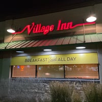 รูปภาพถ่ายที่ Village Inn โดย Vitamin Yi เมื่อ 12/21/2021