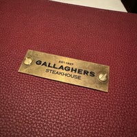 รูปภาพถ่ายที่ Gallaghers Steakhouse โดย GL P. เมื่อ 2/8/2024