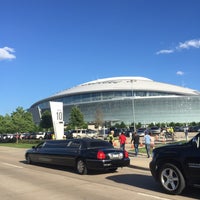 รูปภาพถ่ายที่ AT&amp;amp;T Stadium โดย Andrew H. เมื่อ 4/19/2015