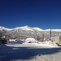 Foto tomada en Carvers Ski + Bike Rentals  por Stacey M. el 2/2/2014