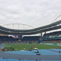 รูปภาพถ่ายที่ Estádio Olímpico Nilton Santos โดย Thaís L. เมื่อ 9/16/2016