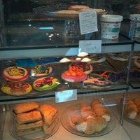 รูปภาพถ่ายที่ Coffee Lodge and Bakery โดย Lindsey M. เมื่อ 11/5/2012