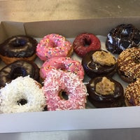 รูปภาพถ่ายที่ Donuts To Go โดย Rick เมื่อ 5/31/2015