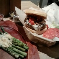 11/17/2012にJessenia L.がHigh Heat Burgers &amp;amp; Tapで撮った写真