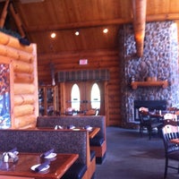 รูปภาพถ่ายที่ Pine Lodge Steakhouse โดย Siddeeq เมื่อ 8/2/2013