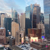 Foto diambil di Fairfield Inn &amp;amp; Suites by Marriott New York Manhattan/Times Square oleh Hawkeye pada 12/4/2021