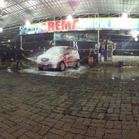 Photo taken at Arema Car Wash 24 Hour Non Stop (Kalimalang) by Rossalina P. on 10/13/2015