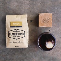 9/8/2015 tarihinde Jaxonziyaretçi tarafından Clandestino Roasters Specialty Coffee'de çekilen fotoğraf