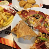 Photo taken at Pizza Pizza by Tugce Y. on 11/28/2012