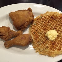 Foto scattata a Mrs. Bea&amp;#39;s Louisiana Chicken &amp;amp; Waffles da Fuyu il 1/16/2016