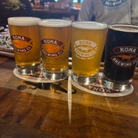 Das Foto wurde bei Kona Brewing Co. &amp;amp; Brewpub von Kirkwood J. am 3/3/2024 aufgenommen