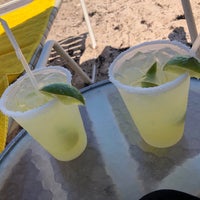 Das Foto wurde bei Bamboo Beach Tiki Bar &amp;amp; Cafe von Anna am 7/19/2019 aufgenommen