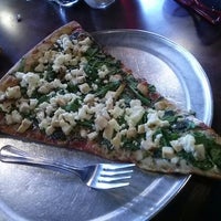 5/28/2013 tarihinde ᴡ N.ziyaretçi tarafından Russo&amp;#39;s New York Pizzeria'de çekilen fotoğraf