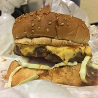 Снимок сделан в Mike&amp;#39;s Charbroiled Burgers пользователем Nomi A. 7/4/2017