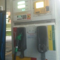 Foto diambil di Shell oleh Abe V. pada 12/3/2012