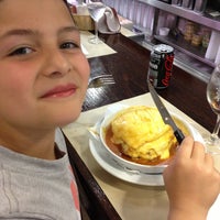 5/4/2013 tarihinde Vitorziyaretçi tarafından Churrasqueira Portuguesa da Maia'de çekilen fotoğraf