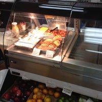 12/5/2012 tarihinde Mikeziyaretçi tarafından Sunrise Food Market'de çekilen fotoğraf