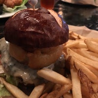Foto tirada no(a) Rockit Burger Bar por Carly K. em 10/12/2017