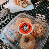 Foto tomada en DK&amp;#39;s Donuts  por Chau P. el 3/9/2019
