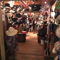 4/13/2017 tarihinde Brian P.ziyaretçi tarafından Granville Island Hat Shop'de çekilen fotoğraf