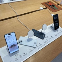 Photo taken at Apple Galleria Dallas by Pearl on 9/26/2023
