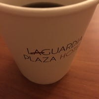 Foto tirada no(a) LaGuardia Plaza Hotel por Pearl em 8/28/2017