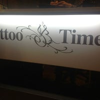 Foto tirada no(a) Tattoo Times por Tanya K. em 9/28/2012