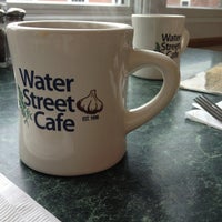 Foto tirada no(a) Water Street Cafe por Zelda M. em 6/10/2013