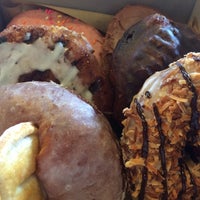 9/22/2015 tarihinde Denise G.ziyaretçi tarafından Glazed and Confuzed Donuts'de çekilen fotoğraf