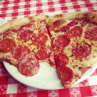 รูปภาพถ่ายที่ MamaDellas N.Y. City Pizzeria โดย Brenton D. เมื่อ 5/3/2013