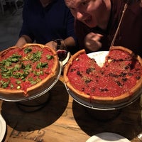 Foto scattata a Patxi’s Pizza da Daniel O. il 11/15/2018