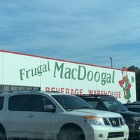 รูปภาพถ่ายที่ Frugal MacDoogal Beverage Warehouse โดย Sara S. เมื่อ 12/17/2021