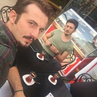 Das Foto wurde bei Velibah Sofrası Restoran, Kahvaltı Evi, Cafe von UĞUR K. am 8/16/2016 aufgenommen