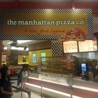 Foto tomada en The Manhattan Pizza Company  por Richard L. el 10/14/2012